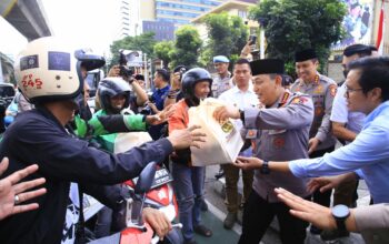 Masyarakat Antusias Saat Kapolri Turun Langsung Berbagi Takjil