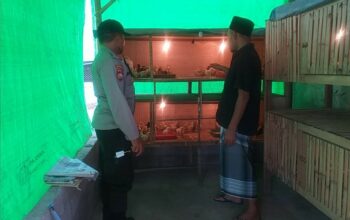 Menggerakkan Ketahanan Pangan, Bhabinkamtibmas Jagaraga Kunjungi Peternak Ayam Mandiri