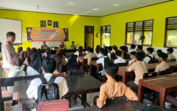 Sat Binmas Polres Lombok Barat Edukasi Siswa SMKN Kuripan Soal Bahaya Narkoba
