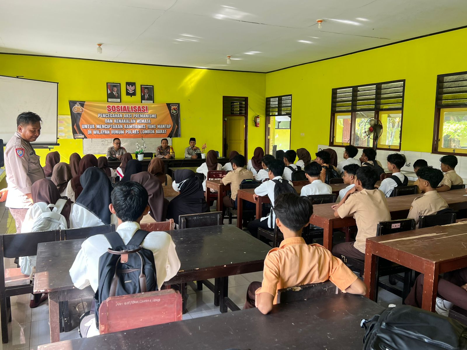 Sat Binmas Polres Lombok Barat Edukasi Siswa SMKN Kuripan Soal Bahaya Narkoba