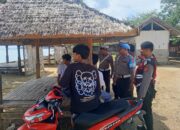 Lombok Barat, NTB – Kepolisian Sektor Sekotong, Polres Lombok Barat, Polda NTB, terus menunjukkan komitmennya dalam menjaga stabilitas keamanan dan ketertiban masyarakat (kamtibmas). Upaya ini diwujudkan melalui giat patroli rutin yang menyasar obyek vital dan obyek wisata, salah satunya Pantai Kemos di Desa Sekotong Barat. Kegiatan ini bertujuan utama untuk mengantisipasi tindak kriminalitas 3C (Curas, Curat, Curanmor) serta berbagai potensi gangguan kamtibmas lainnya. Patroli Rutin Demi Rasa Aman Pengunjung dan Pengelola Wisata Pada Senin, 2 Juni 2025, sekitar pukul 12.30 WITA hingga selesai, Personel Polsek Sekotong melaksanakan patroli intensif di Pantai Kemos yang menjadi salah satu destinasi favorit di wilayah Sekotong menjadi fokus utama kegiatan ini, Senin (2/6/2025). Kapolres Lombok Barat, Polda NTB, AKBP Yasmara Harahap, S.I.K., melalui Kapolsek Sekotong Iptu I Ketut Suriarta, S.H., M.I.Kom., menegaskan bahwa selain pengawasan terhadap potensi tindak kejahatan, patroli juga difokuskan untuk memberikan rasa aman dan nyaman bagi masyarakat serta para pengelola obyek wisata. "Kami secara rutin melaksanakan patroli di obyek vital dan obyek wisata. Ini adalah bentuk kehadiran polisi di tengah masyarakat, memastikan bahwa mereka dapat beraktivitas dengan tenang dan aman," ujar Iptu I Ketut Suriarta, S.H., M.I.Kom., saat ditemui secara terpisah. Kapolsek menambahkan bahwa kegiatan ini bukan hanya sekadar patroli fisik, tetapi juga sebagai sarana komunikasi dua arah antara kepolisian dan masyarakat. Edukasi dan Himbauan untuk Kewaspadaan Bersama Dalam pelaksanaannya, personel Polsek Sekotong tidak hanya melakukan pengawasan, tetapi juga aktif memberikan himbauan kepada masyarakat dan pengelola obyek wisata Pantai Kemos. Himbauan tersebut mencakup pentingnya untuk selalu waspada terhadap lingkungan sekitar dan mewaspadai perubahan cuaca ekstrem yang dapat terjadi kapan saja. Hal ini mengingat wilayah Sekotong yang juga rentan terhadap dampak cuaca tak menentu, khususnya bagi aktivitas di area pantai. "Kami mengingatkan kepada seluruh masyarakat, khususnya pengelola dan pengunjung Pantai Kemos, untuk selalu meningkatkan kewaspadaan. Perhatikan barang bawaan, dan jangan ragu untuk melapor jika melihat hal-hal yang mencurigakan," jelasnya. Selain itu, kolaborasi dan sinergi dengan aparat kepolisian juga terus digalakkan guna menciptakan sitkamtibmas yang benar-benar kondusif. "Keamanan adalah tanggung jawab kita bersama," tegasnya. Respon Positif dari Masyarakat Kehadiran personel kepolisian di lokasi obyek wisata Pantai Kemos secara langsung dirasakan manfaatnya oleh masyarakat. Banyak yang menyambut baik kegiatan patroli ini karena dapat memberikan rasa aman dan nyaman, terutama di tengah potensi keramaian dan peningkatan aktivitas wisata. "Kami sangat senang dengan adanya patroli dari polisi. Rasanya lebih tenang kalau ada bapak-bapak polisi yang berpatroli di sini, apalagi ini kan tempat wisata, jadi bisa mencegah hal-hal yang tidak diinginkan," ungkap salah seorang pengelola warung di Pantai Kemos yang enggan disebutkan namanya. Respon positif ini menjadi indikasi keberhasilan Polsek Sekotong dalam membangun kepercayaan dan kemitraan dengan masyarakat.