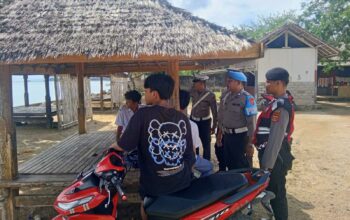 Lombok Barat, NTB – Kepolisian Sektor Sekotong, Polres Lombok Barat, Polda NTB, terus menunjukkan komitmennya dalam menjaga stabilitas keamanan dan ketertiban masyarakat (kamtibmas). Upaya ini diwujudkan melalui giat patroli rutin yang menyasar obyek vital dan obyek wisata, salah satunya Pantai Kemos di Desa Sekotong Barat. Kegiatan ini bertujuan utama untuk mengantisipasi tindak kriminalitas 3C (Curas, Curat, Curanmor) serta berbagai potensi gangguan kamtibmas lainnya. Patroli Rutin Demi Rasa Aman Pengunjung dan Pengelola Wisata Pada Senin, 2 Juni 2025, sekitar pukul 12.30 WITA hingga selesai, Personel Polsek Sekotong melaksanakan patroli intensif di Pantai Kemos yang menjadi salah satu destinasi favorit di wilayah Sekotong menjadi fokus utama kegiatan ini, Senin (2/6/2025). Kapolres Lombok Barat, Polda NTB, AKBP Yasmara Harahap, S.I.K., melalui Kapolsek Sekotong Iptu I Ketut Suriarta, S.H., M.I.Kom., menegaskan bahwa selain pengawasan terhadap potensi tindak kejahatan, patroli juga difokuskan untuk memberikan rasa aman dan nyaman bagi masyarakat serta para pengelola obyek wisata. "Kami secara rutin melaksanakan patroli di obyek vital dan obyek wisata. Ini adalah bentuk kehadiran polisi di tengah masyarakat, memastikan bahwa mereka dapat beraktivitas dengan tenang dan aman," ujar Iptu I Ketut Suriarta, S.H., M.I.Kom., saat ditemui secara terpisah. Kapolsek menambahkan bahwa kegiatan ini bukan hanya sekadar patroli fisik, tetapi juga sebagai sarana komunikasi dua arah antara kepolisian dan masyarakat. Edukasi dan Himbauan untuk Kewaspadaan Bersama Dalam pelaksanaannya, personel Polsek Sekotong tidak hanya melakukan pengawasan, tetapi juga aktif memberikan himbauan kepada masyarakat dan pengelola obyek wisata Pantai Kemos. Himbauan tersebut mencakup pentingnya untuk selalu waspada terhadap lingkungan sekitar dan mewaspadai perubahan cuaca ekstrem yang dapat terjadi kapan saja. Hal ini mengingat wilayah Sekotong yang juga rentan terhadap dampak cuaca tak menentu, khususnya bagi aktivitas di area pantai. "Kami mengingatkan kepada seluruh masyarakat, khususnya pengelola dan pengunjung Pantai Kemos, untuk selalu meningkatkan kewaspadaan. Perhatikan barang bawaan, dan jangan ragu untuk melapor jika melihat hal-hal yang mencurigakan," jelasnya. Selain itu, kolaborasi dan sinergi dengan aparat kepolisian juga terus digalakkan guna menciptakan sitkamtibmas yang benar-benar kondusif. "Keamanan adalah tanggung jawab kita bersama," tegasnya. Respon Positif dari Masyarakat Kehadiran personel kepolisian di lokasi obyek wisata Pantai Kemos secara langsung dirasakan manfaatnya oleh masyarakat. Banyak yang menyambut baik kegiatan patroli ini karena dapat memberikan rasa aman dan nyaman, terutama di tengah potensi keramaian dan peningkatan aktivitas wisata. "Kami sangat senang dengan adanya patroli dari polisi. Rasanya lebih tenang kalau ada bapak-bapak polisi yang berpatroli di sini, apalagi ini kan tempat wisata, jadi bisa mencegah hal-hal yang tidak diinginkan," ungkap salah seorang pengelola warung di Pantai Kemos yang enggan disebutkan namanya. Respon positif ini menjadi indikasi keberhasilan Polsek Sekotong dalam membangun kepercayaan dan kemitraan dengan masyarakat.