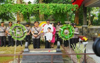 Jelang Hari Bhayangkara, Kapolri Ziarah ke Makam BJ Habibie hingga Hoegeng