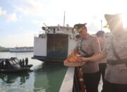 Semangat Bhayangkara Hidup di Laut Lembar: Upacara Tabur Bunga