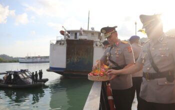 Semangat Bhayangkara Hidup di Laut Lembar: Upacara Tabur Bunga