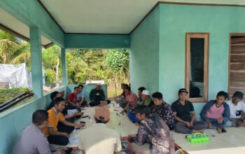 Bhabinkamtibmas Kedaro Kawal Penyaluran Bibit untuk Kemandirian Pangan Sekotong