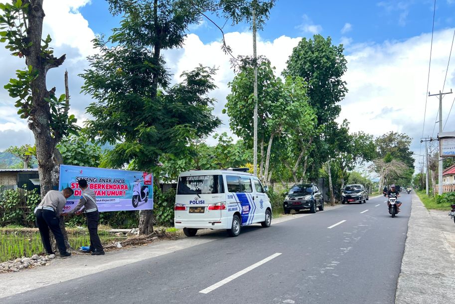 Polres Lombok Barat Gencarkan Imbauan di Gerung: Helm Wajib, Anak Jangan Berkendara!