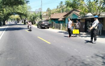 Polsek Lembar Amankan Pemangkasan Pohon di Dusun Batu Samban