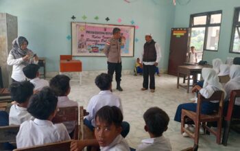 Polsek Sekotong Bangun Karakter Siswa SMPN SATAP 4 Lewat Edukasi Hukum dan Etika