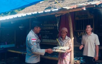 Hadir untuk Warga, Polsek Sekotong Bagikan Bantuan Nutrisi di Dusun Bertong Barat