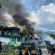 Personel Polri dan TNI Bahu Membahu Padamkan Api di Kompleks Kodam Lama Jayapura