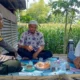 Silaturahmi Bhabinkamtibmas di Kuripan, Warga Diajak Tanam Sayur di Pekarangan