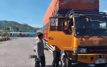 Polsek Kawasan Pelabuhan Lembar Jaga Ketertiban Bongkaran Kapal dari Jangkar