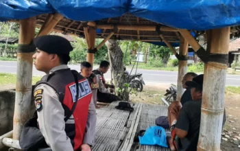 Empat Personel Polsek Sekotong Patroli Dialogis di Gunung Ketapang
