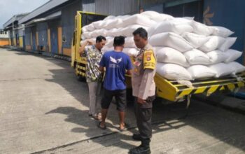 Amankan Stok Pangan, Polsek Gerung Dampingi Distribusi Jagung ke BULOG