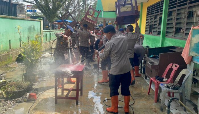 POLRI MELALUI BRIMOB POLDA SUMUT MEMBANTU PEMBERSIHAN PASCA BENCANA BANJIR YANG MERENDAM SMP NEGERI 1 TANJUNG PURA